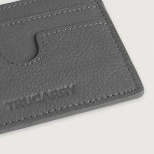 Tarjetero de Cuero Genuino Karl Grey con Protección RFID para Tarjetas de Crédito, Pasaportes y Tarjetas de Visita - Product Image 6