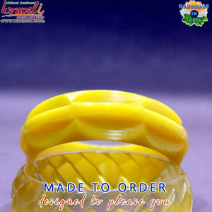 Brazalete de resina amarilla vintage con detalles tallados, joyería de reproducción antigua para mujer en estilo clásico - Product Image 4