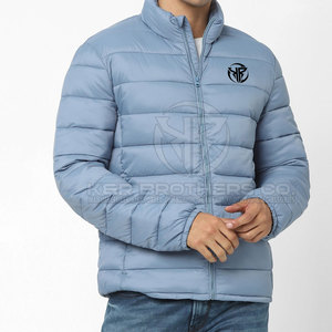Chaqueta Acolchada Versátil para Hombre con Cuello Alto y Múltiples Bolsillos, Estilo Térmico Elegante con Logotipo Frontal - Product Image 1