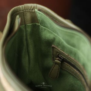 Bolso de mano Pandanus tejido a mano de primera calidad Diseño estructurado con asas de cuero de grano completo verde salvia Hecho a mano por artesanos indonesios - Product Image 4