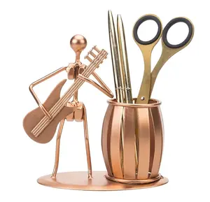 装饰性铜色调金属桌面笔架杯，带摇杆和吉他设计，办公用品收纳器笔架