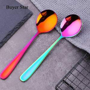 Juego de cubiertos Rainbow elaborado con tonos vibrantes y audaces que proporcionan un aspecto elegante, ideal para experiencias gastronómicas sofisticadas. - Product Image 2