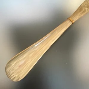 Rehausseur de chaussures en bois simple avec poignée en métal élégante, finition polie, design ergonomique pour un usage quotidien facile et confortable, en provenance d'Inde - Product Image 3