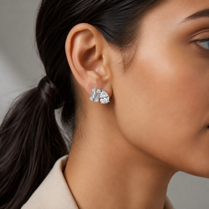 Boucles d'oreilles en diamant de laboratoire taille poire, or blanc 14 carats, Toi et Moi, clous DEF VVS, certifiées IGI, avec accent émeraude latéral, bijoux fins, 4,00 CTW - Product Image 2