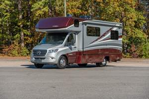 Sprinter 3500XD Isata Serie 3 2023 ~7,500 Millas, Turbodiésel V6, Deslizador de Pared, Cama Queen-Size - Product Image 3