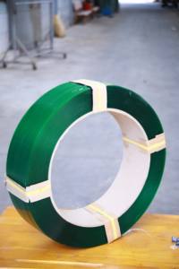 Banda de flejado PET de grado económico, longitud personalizada para sistemas de embalaje automatizados, OEM, ODM, suministro de humedad química - Product Image 2