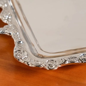 Bandeja Plateada con Borde Ornamentado, Diseño Europeo Clásico, Acabado Metálico de Lujo, Bandeja Rectangular para Servir - Product Image 3