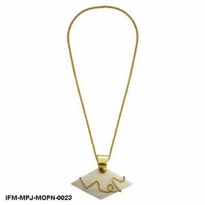 Collier pendentif géométrique en nacre fait main avec des accents de fil doré - Product Image 3