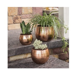 Maceta de metal decorativo pulido dorado adecuada para interiores de lujo, oficinas, restaurantes, hoteles o casas modernas con estilo - Product Image 2