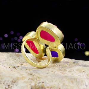 Anillo llamativo con patrón geométrico de corte princesa, piedra preciosa Druzy rosa y púrpura chapada en oro y rodio en joyería fina de latón - Product Image 4