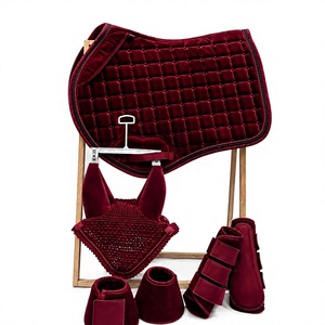 Ensemble de tapis de selle matelassé en velours rouge de luxe Tough Tack, avec voile anti-mouches respirant et protège-pattes en maille pour l'équitation anglaise - Product Image 1