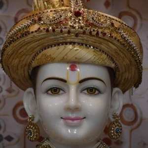 Murti en marbre Swaminarayan Bhagwan artisanal avec couronne détaillée, finition lisse pour temple, maison, mandir, décoration spirituelle, art indien - Product Image 2