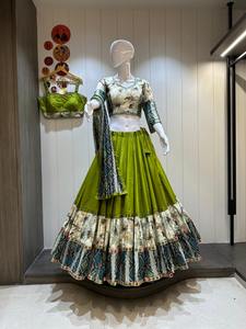 Chaniya Choli en coton pur fait main pour femmes, chemisier rembourré, design traditionnel, évacuation de l'humidité, 12 mètres, style Laxmi, en vrac - Product Image 4