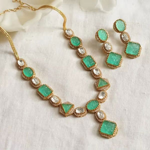 Conjunto de collar Polki de diseñador de lujo chapado en oro con pendientes joyería nupcial para celebración de boda y fiesta - Product Image 1