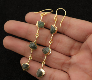 Boucles d'oreilles en cristal vert faites à la main pour femmes boucles d'oreilles longues en pierres précieuses brutes plaqué or bijoux Boho - Product Image 4