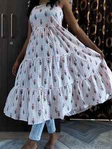 ชุดเดรสผ้าฝ้ายออร์แกนิกพิมพ์ลายด้วยมือสไตล์อินเดีย ยาวคลุมเท้า เป็นมิตรกับสิ่งแวดล้อม ลายดอกไม้สไตล์วินเทจ สำหรับใส่ไปชายหาด - Product Image 5