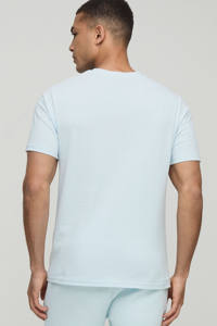 Ensemble t-shirt et short pour homme à empiècements coupe ajustée et logo personnalisé très exigeant Ensemble 2 pièces Tenue de sport et d'entraînement Vêtements de plage et de rue - Product Image 5