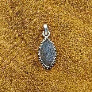 อัญมณีบำบัดลาบราดอไรต์ธรรมชาติ925จี้เงินสเตอร์ลิงเครื่องประดับทำด้วยมือจี้หินรูปทรงมาร์คีส - Product Image 1