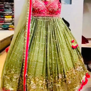 Ensemble de Lehenga et Choli de mariée indien, style traditionnel, en Georgeet lourd, longueur ras du sol, toutes saisons, avec broderies et sequins - Product Image 1