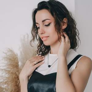 Collar minimalista de shungita con una cuentas cúbica - Product Image 5