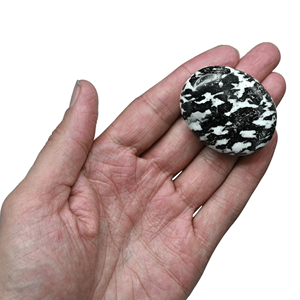 หินอัญมณีคริสตัลทัวร์มาลีนสีขาวดำขัดเงาสำหรับการทำสมาธิบรรเทาความเครียดการบำบัดด้วยพลังงานสไตล์ความรัก - Product Image 5