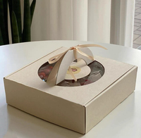 Boîtes à gâteaux en carton ondulé beige personnalisées avec fenêtre transparente et poignée découpée |   Emballage pour desserts, gâteaux, pâtisseries et friandises