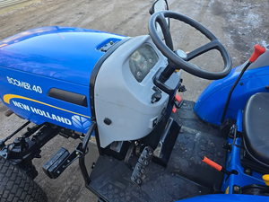Tractor Compacto New Holland Boomer 40 con Cargador, Maquinaria Agrícola, 50HP, Caja de Cambios, Bomba de Rodamientos, Motor de 140HP - Product Image 4