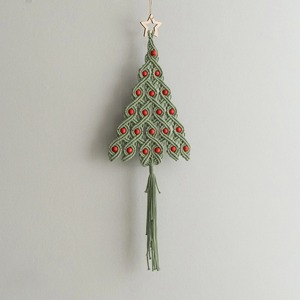 Suspension murale en macramé en forme de sapin de Noël vert avec détails en perles rouges pour la décoration festive de la maison, l'affichage des fêtes ou un accent saisonnier joyeux - Product Image 5