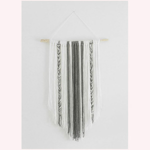 Hilo de estilo escandinavo para colgar en la pared, arte textural hecho a mano acogedor en gris y blanco para decoración del hogar bohemio - Product Image 1