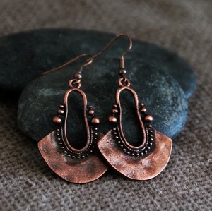 Pendientes de aro de cobre martillado clásicos para mujer de estilos de moda chapados en oro hechos a mano con muchos patrones de diferentes formas - Product Image 1