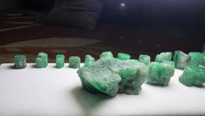 Gema Brillante, Esmeralda Natural de Cristal, 205 Quilates |   Espécimen de Esmeralda Verde Cruda con Corte Hexagonal |   Valle de Swat, Pakistán |   Colector - Product Image 6