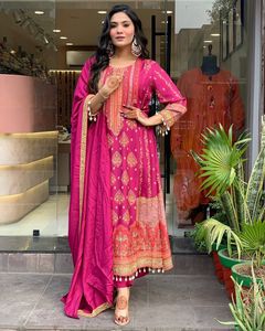 Traje DE TRABAJO DE BODA DE diseñador Top & Pant Diamond Silk Heavy Hand Work & Thread Kodi Top con pantalón y borde de encaje de algodón Dupatta - Product Image 2