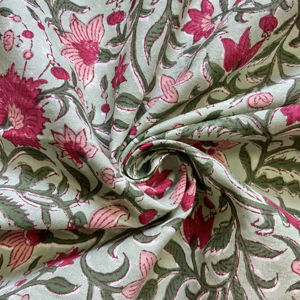 Tissu en coton imprimé à la main, motif floral de vignes Mughal sur fond vert menthe - Product Image 1