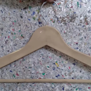 Elegantes perchas de plástico de estilo madera Organizador de ropa versátil y fuerte para colgar ropa - Product Image 1