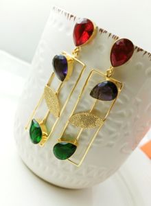 Pendientes Colgantes Chapados en Oro con Piedras Rojas, Verdes y Moradas, Joyería Moderna Hecha a Mano para Mujer - Product Image 6