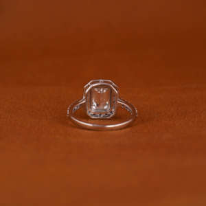 Bague de fiançailles et de mariage pour femme en or massif 18 carats plaqué or, sertie d'un halo de diamants de laboratoire taille émeraude, faite à la main - Product Image 4