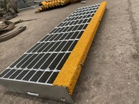Bande d'acier antidérapante abrasive pour marches d'escalier en acier métallique