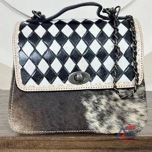 Sac bandoulière en cuir de vachette fait main, motif à carreaux, sac à main en cuir de vachette à poils, avec bandoulière chaîne, élégant et durable - Product Image 1