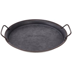 Elegante bandeja redonda negra para servir con asas resistentes y acabado suave, ideal para presentar bebidas y aperitivos con estilo - Product Image 1