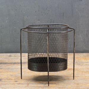 Présentoir de Pot de Jardinière Élégant en Métal Noir de Forme Carrée, Intérieur Extérieur, Maison, Jardin, Utilisation, Support de Plante avec Design Élégant - Product Image 3