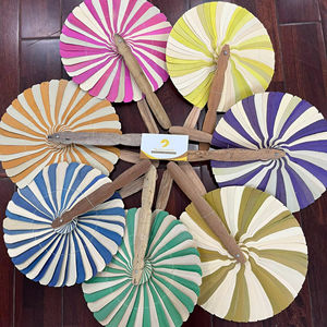 Éventail artisanal en grande feuille de palmier, tissé à la main en feuilles de coco naturelles, pour décoration murale tropicale et stylisation de mariage, Vietnam - Product Image 1