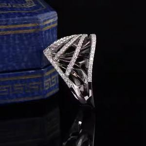 Bague en or blanc 14 carats avec diamant VS1 fait à la main en laboratoire monté sur une bague de fiançailles vintage en or blanc - Product Image 3