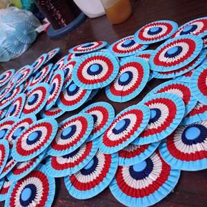 Abanicos decorativos de papel rojo. Son decoraciones circulares pre-dobladas que se utilizan para fiestas y eventos. - Product Image 2