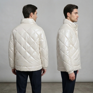 Chaqueta Acolchada Blanca Unisex con Diseño de Diamantes, Cuello Alto, Cierre de Cremallera, Cálida para Invierno, con Bolsillos Utilitarios, OEM, ODM, Venta al Por Mayor - Product Image 2