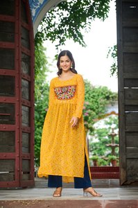 Zain Exports Nouveaux vêtements de fête pour femmes KURTI en tissu avec imprimé BANDHEJ, travail de patchwork KUTCHI, fausse georgette, réversible, toutes saisons - Product Image 4