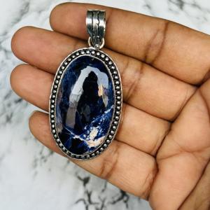Collier élégant en sodalite avec pendentif en pierre de lune taille princesse, monture unique, en or, bijoux fins pour femme, très tendance pour les soirées - Product Image 1