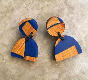 Pendientes Colgantes de Madera y Resina con Rayas Boho Hechos a Mano de Primera Calidad, Pendientes Largos Ligeros con Rayas Azules y Marrones al Mejor Precio - Product Image 3
