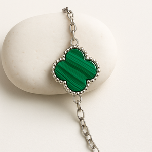 สร้อยข้อมือเงินแท้ชุบโรเดียมประดับมรกตทรงใบโคลเวอร์คลาสสิกจาก Rhaya Jewels เหมาะสำหรับเป็นของขวัญในงานหมั้น งานแต่งงาน และงานเลี้ยง - Product Image 3