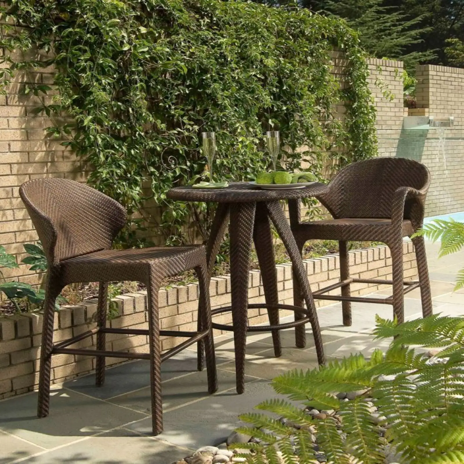 Schöne und elegante Gartenmöbel Set mit hohen Doppels tühlen Rattan stühle kombiniert mit hohen runden Tischen