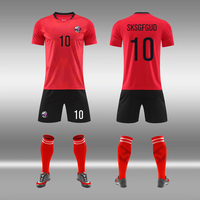 Seragam Jersey Sepak Bola Dewasa Berkualitas Tinggi 100% Poliester Warna & Ukuran Dapat Disesuaikan Layanan OEM untuk Perlengkapan Pertandingan